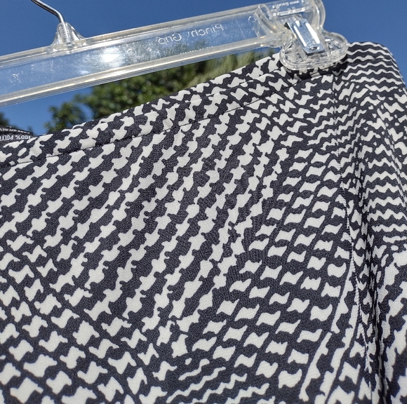 New York & Company Black & White Stretchy Pull Up Knee Length Skirt Size Large - Picture 4 of 5